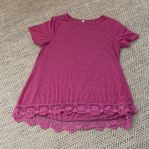 Tops - Red short sleeve top with crochet, high low hem